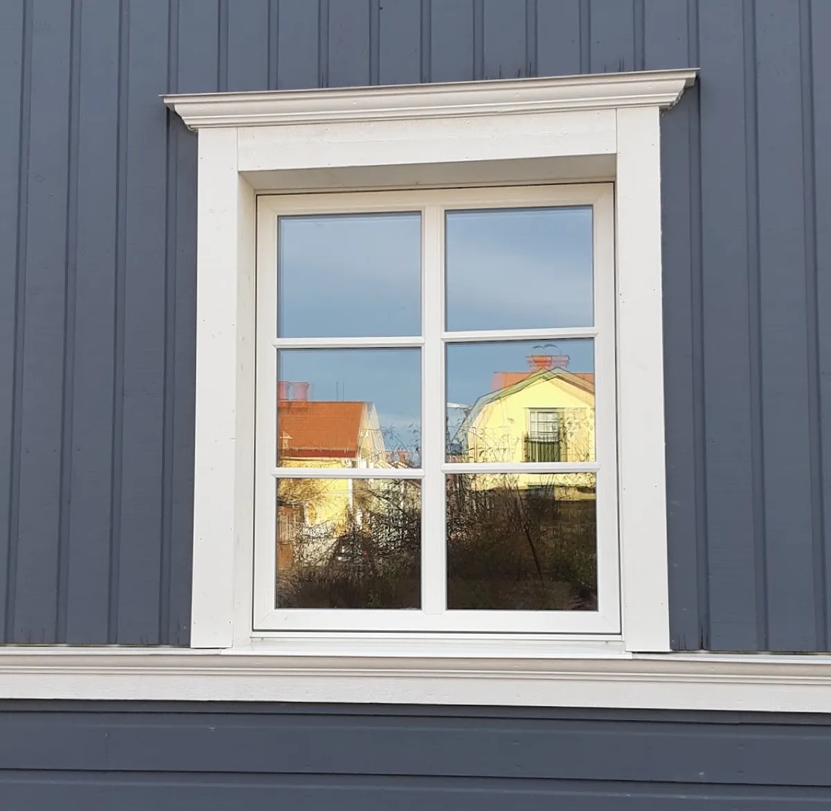 Nymonterat vitt fönster i en villa i Hudiksvall