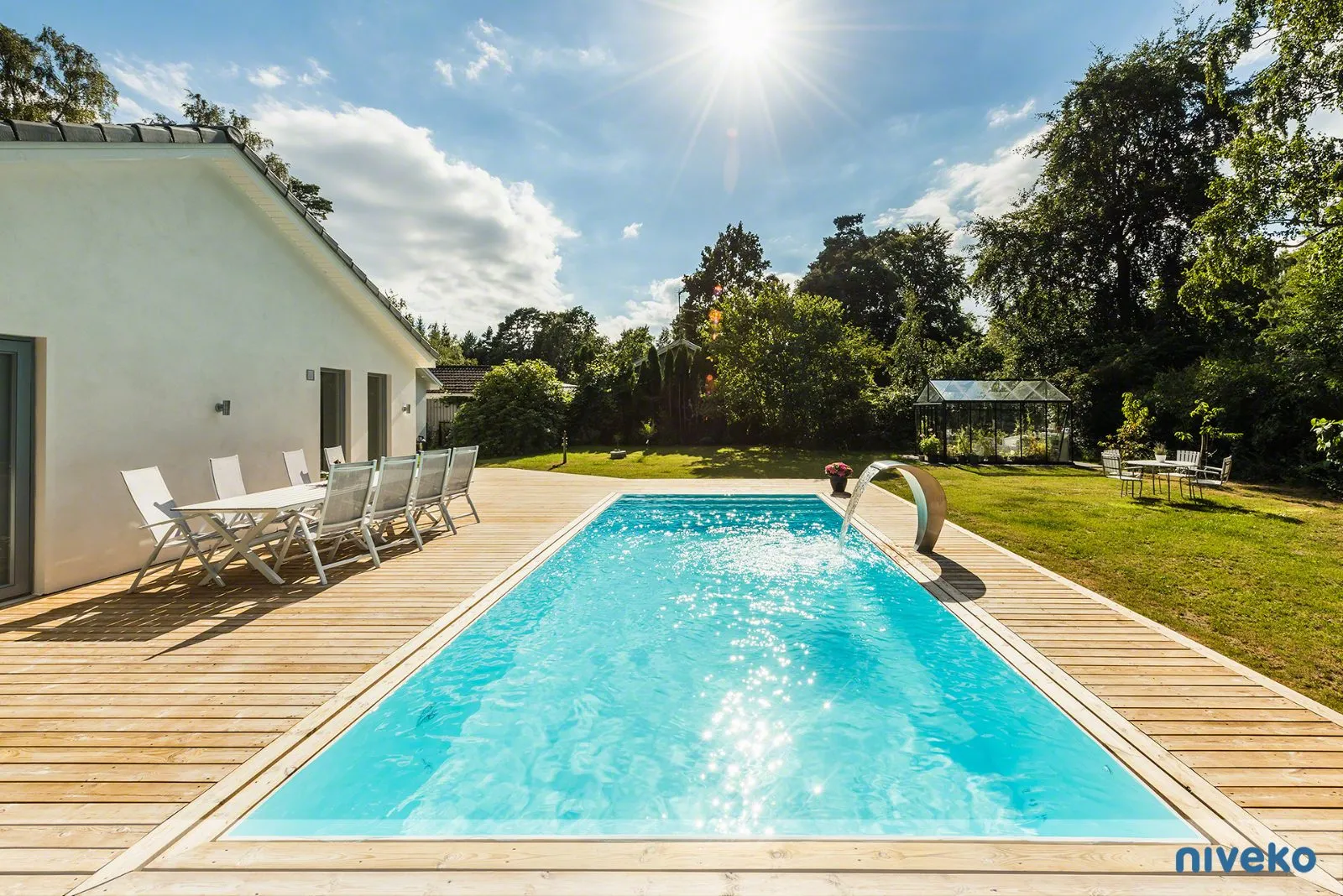 Niveko-pool på trädäck en solig dag