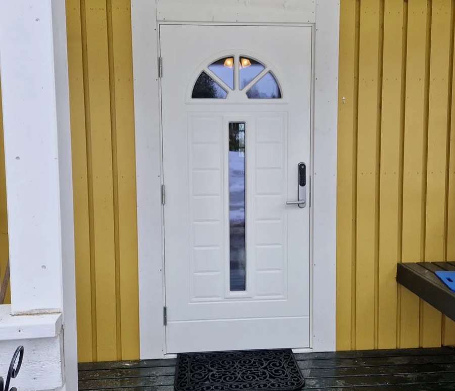 Nymonterad ytterdörr på Vedavägen i Näsviken